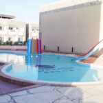 ألعاب مائية على حمام سباحة الأطفال ألعاب مائية على حمام سباحة الأطفال