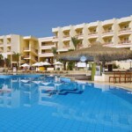 بارات على حمام السباحة