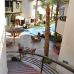 تراس على حمام السباحة تراس على حمام السباحة