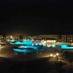 حمام السباحة ليلاً في منتجع ريجينا العين السخنة قضاء حفلة راس السنة 2021 في منتجع ريجينا العين السخنة