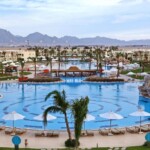 حمامات سباحة منتجع هيلتون شاركس باي