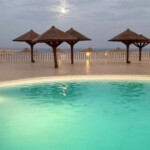 مشهد ليلي لحمام السباحة مشهد ليلي لحمام السباحة